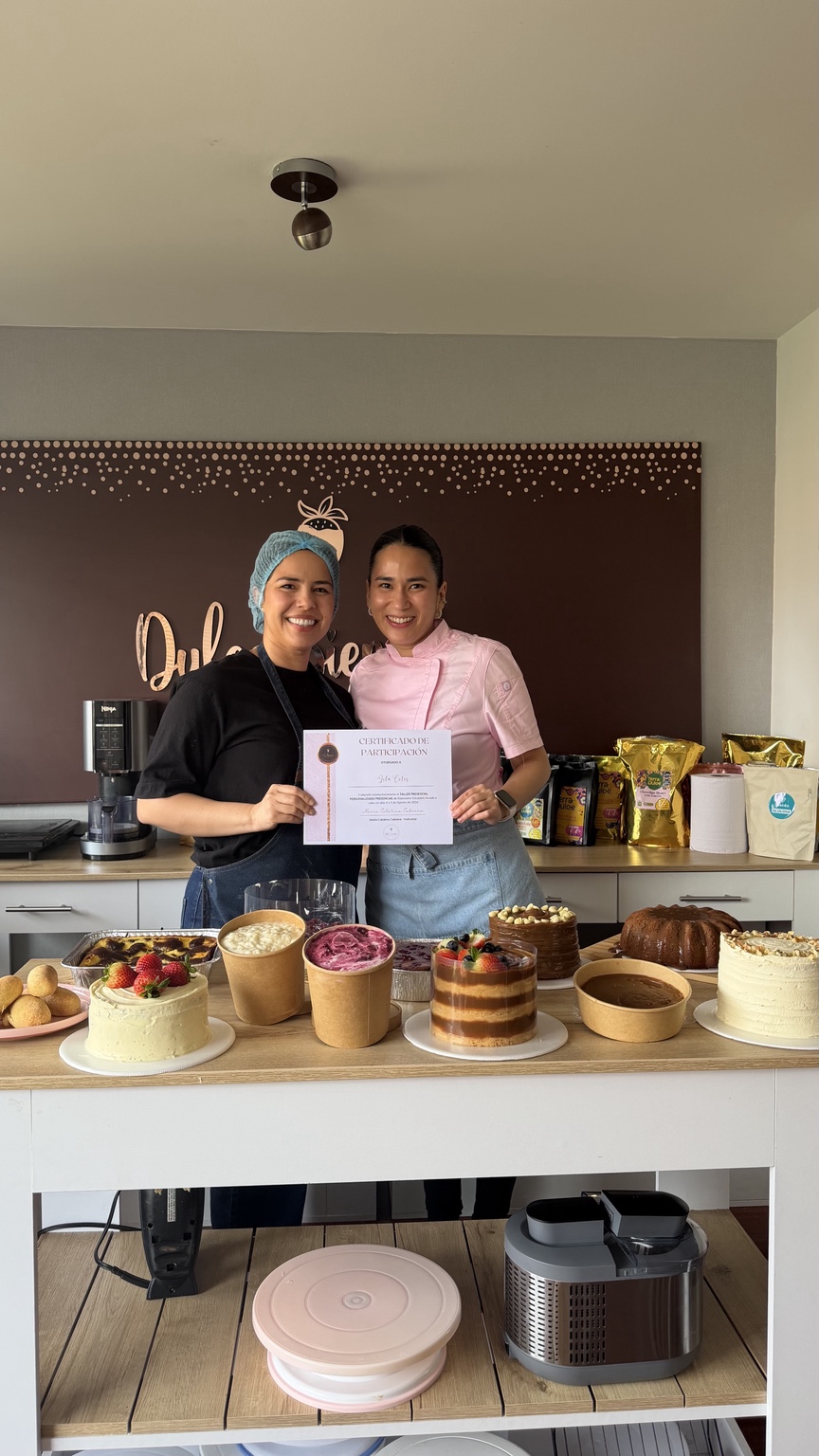 Catalina Cabrera enseñando repostería saludable en su cocina